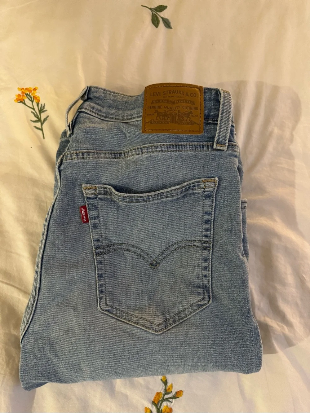 Levi’s 725 boot cut jean in original light blue wash. Size: 29/34 - Picture 9 of 10
